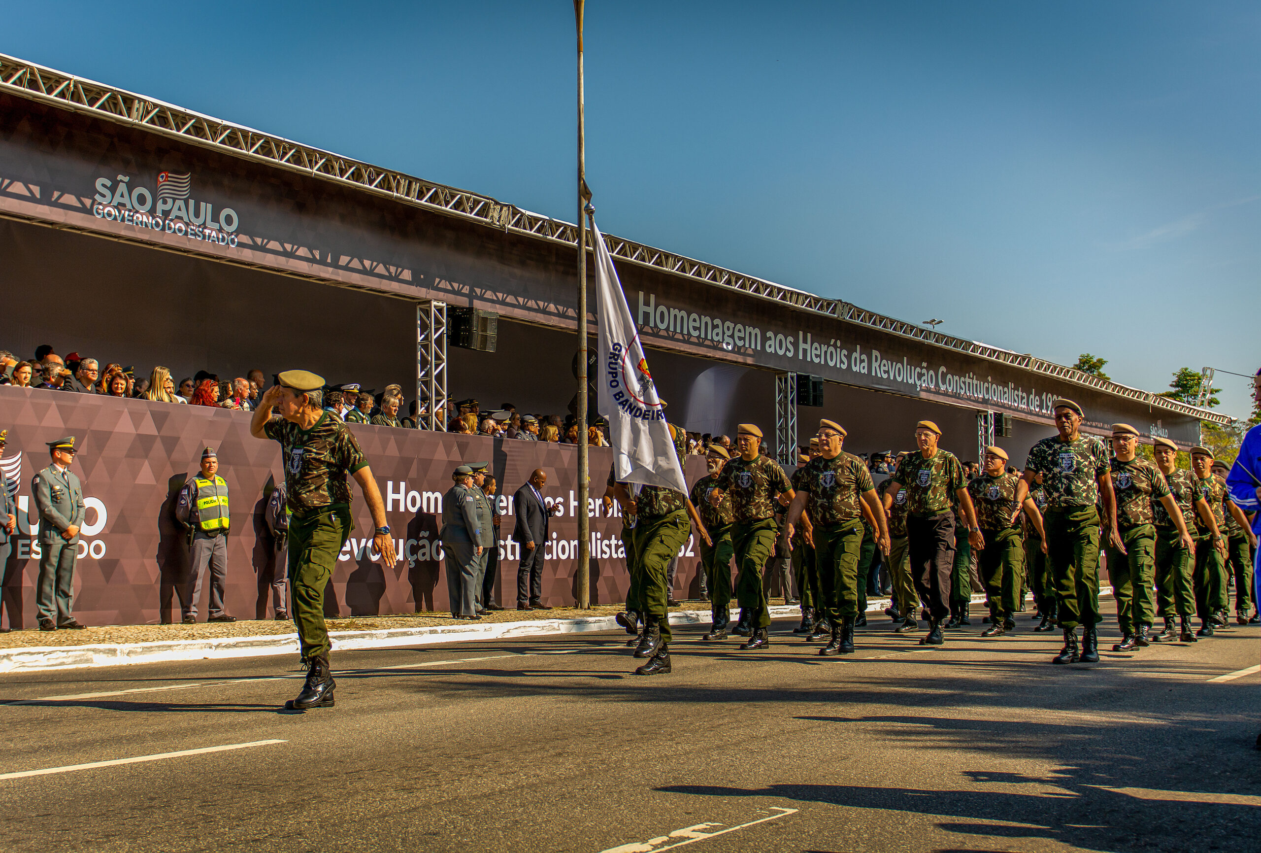 DESFILE CÍVICO-MILITAR