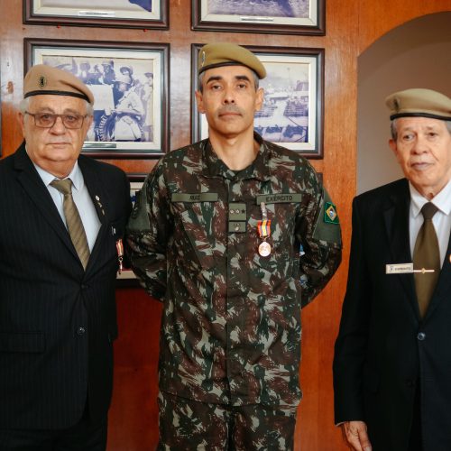 Solenidade de outorga da medalha Souza Carvalho ao Comandante do 20º GAC Amv – Grupo Bandeirante.