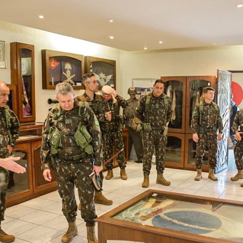Comandante do Exército atesta a prontidão e a capacidade de apoio de fogo do Grupo Bandeirante